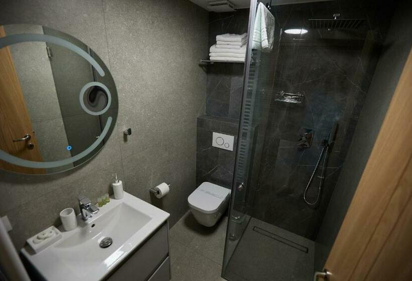 Семейный Номер, Pensiune Restaurant Pizzerie 2 Păuni