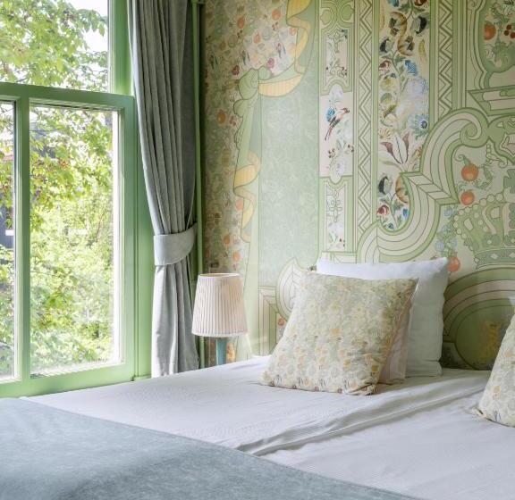 Standard Room with Views, T
