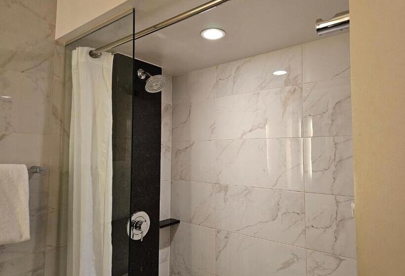 اتاق پریمیوم چهارنفره, Center Spot Unit Strip Las Vegas