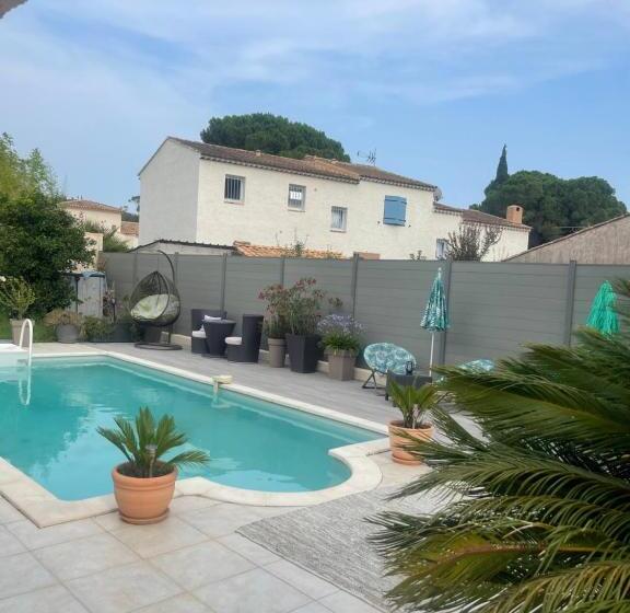 Апартаменты 2 Спальни, L Hacienda, Haut De Villa De Deux Chambres, Avec Salle De Bain Et Toilettes Wc Privative
