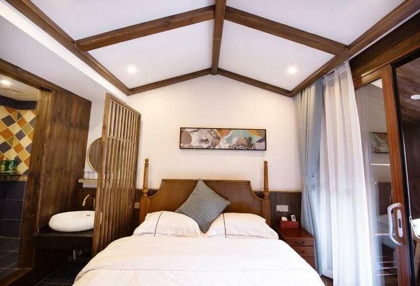 Номер Deluxe с Балконом, Fenghuang Slowly Time Inn