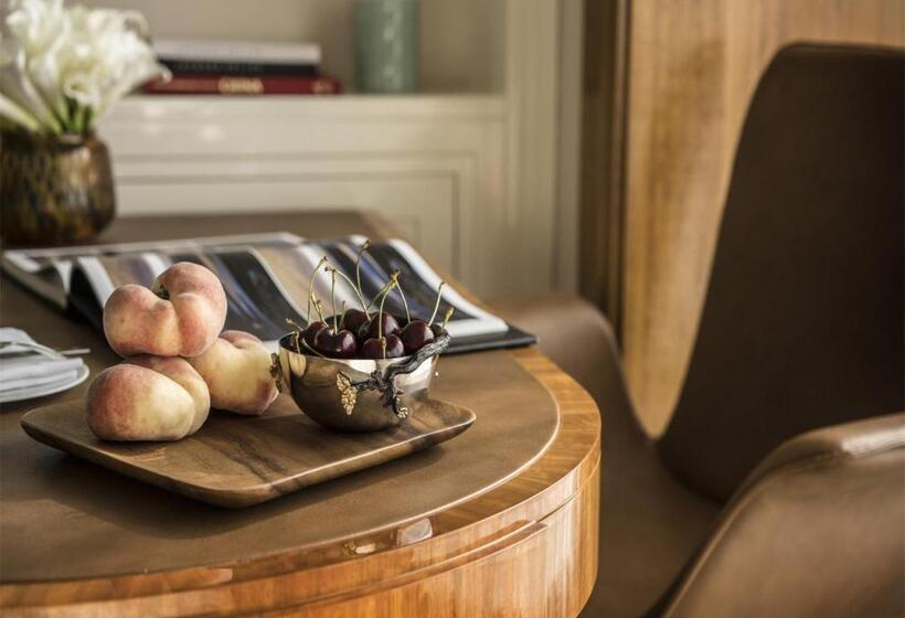 מיטת קינג בסוויטה, Four Seasons Hotel Tianjin