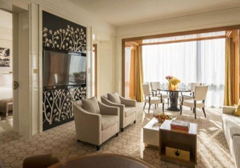 מיטת קינג בסוויטה, Four Seasons Hotel Tianjin