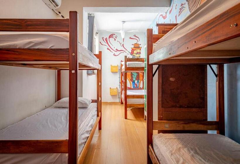 تختخواب در اتاق مشترک, Books Hostel