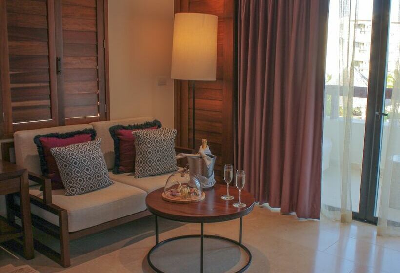 سوییت جونیور با چشم‌انداز جانبی دریا, Secrets Cap Cana Resort & Spa - Adults Only - All Inclusive