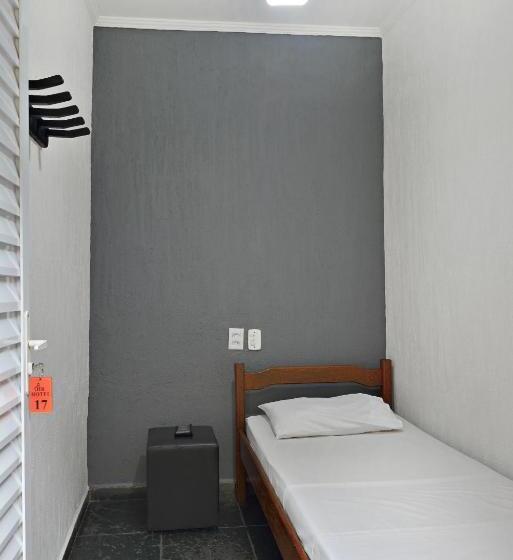 Quarto Estandar Individual Banheiro Compartilhado, & Hostel Ribeirao