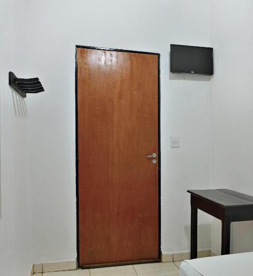Quarto Estandar Individual Banheiro Compartilhado, & Hostel Ribeirao