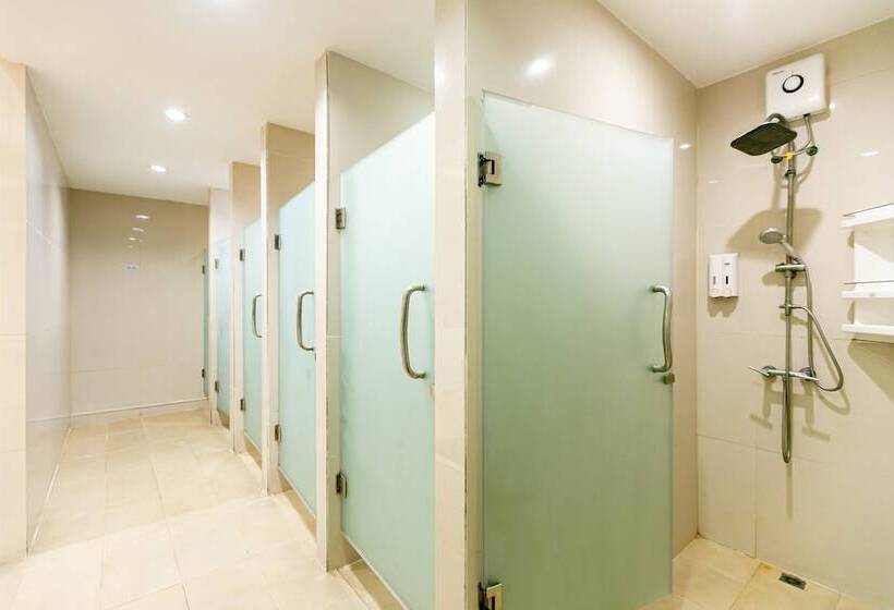 스탠다드 룸 공동 욕실, The Bedrooms Hostel Pattaya