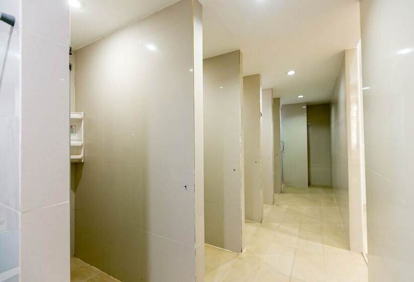 스탠다드 룸 공동 욕실, The Bedrooms Hostel Pattaya