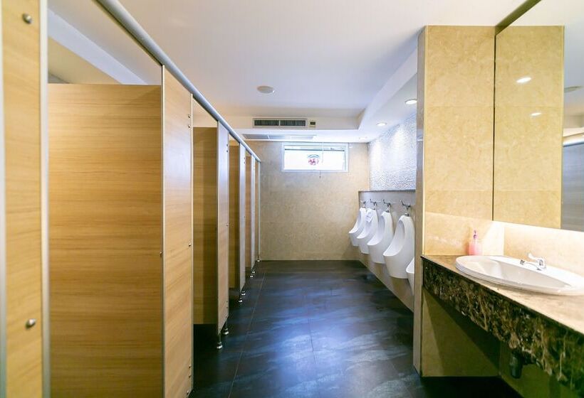 스탠다드 룸 공동 욕실, The Bedrooms Hostel Pattaya