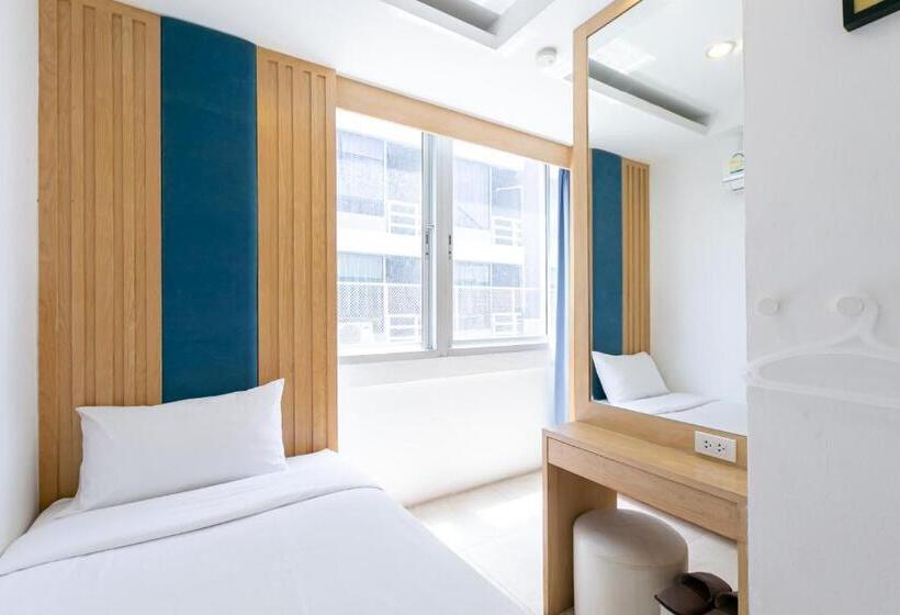 스탠다드 룸 공동 욕실, The Bedrooms Hostel Pattaya