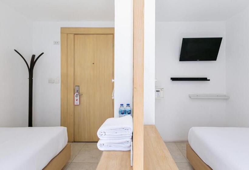 스탠다드 룸 공동 욕실, The Bedrooms Hostel Pattaya