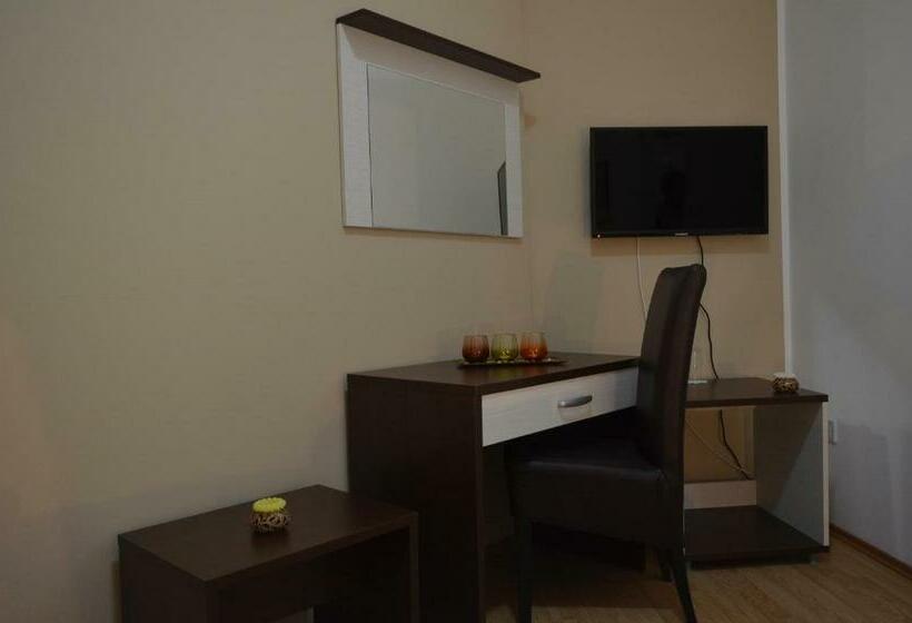 اتاق استاندارد یک نفره, Garni Hotel Lion