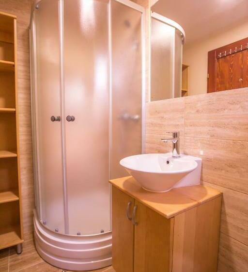 اتاق استاندارد سه نفره, Green House Hostel