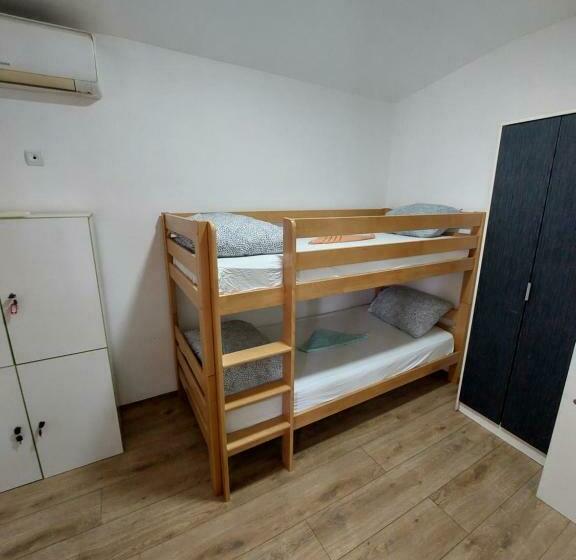 تختخواب در اتاق مشترک, Hostel Inn Downtown