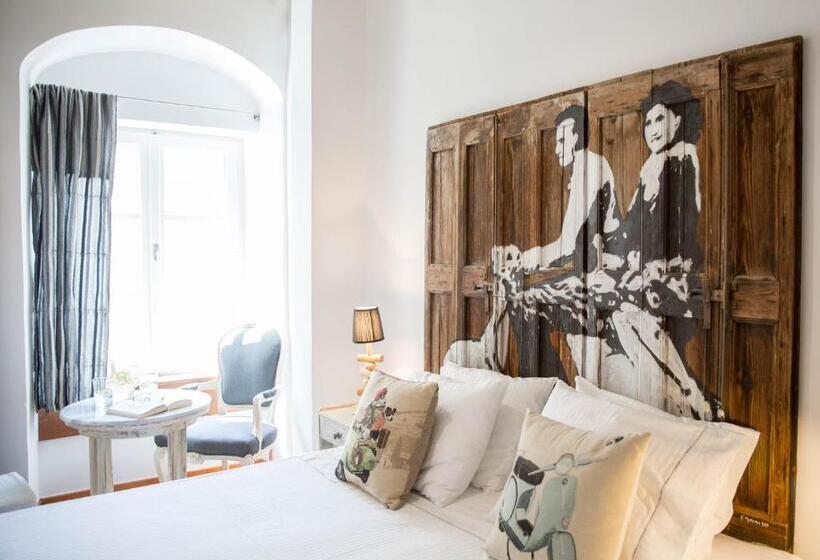 Quarto Estandar Individual, Amymone And Adiandi