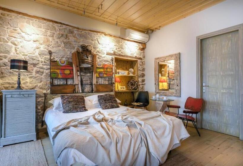 Quarto Superior com Sacada, Amymone And Adiandi