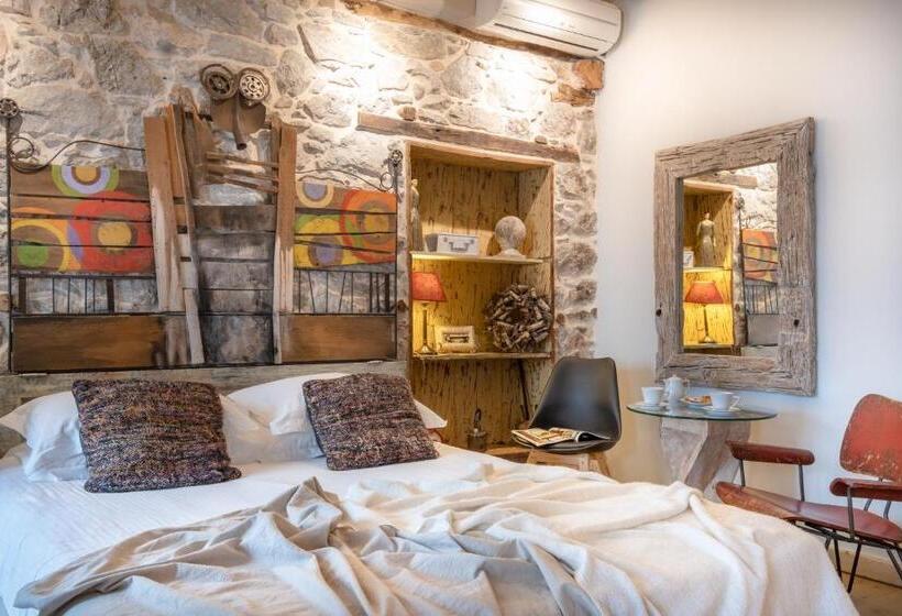 Quarto Superior com Sacada, Amymone And Adiandi