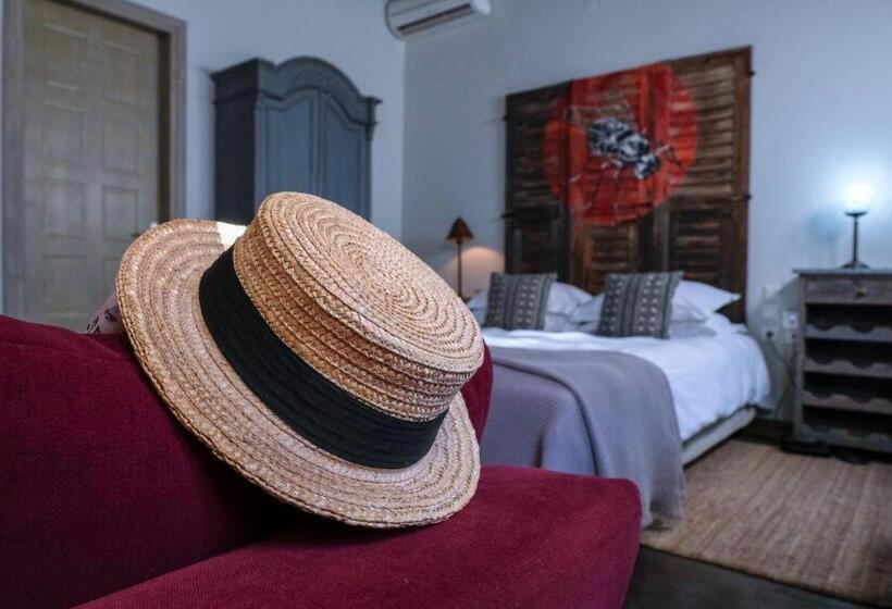 Quarto Superior com Sacada, Amymone And Adiandi