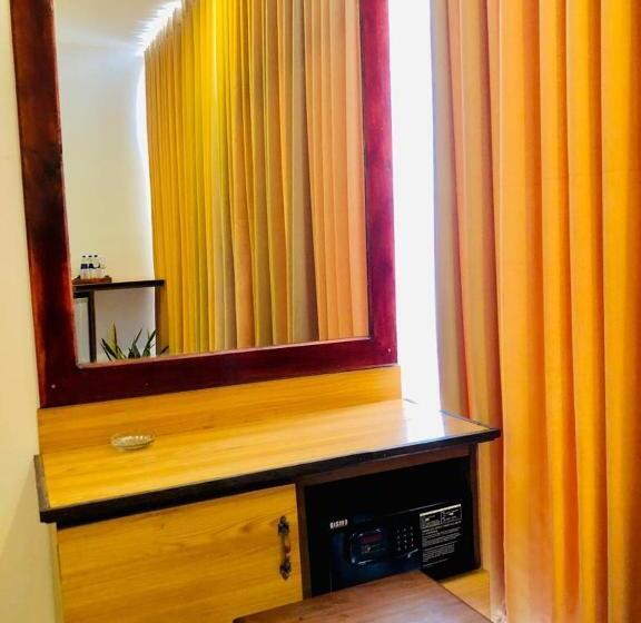3 Bett Deluxe Zimmer, Mirissa Beach Inn