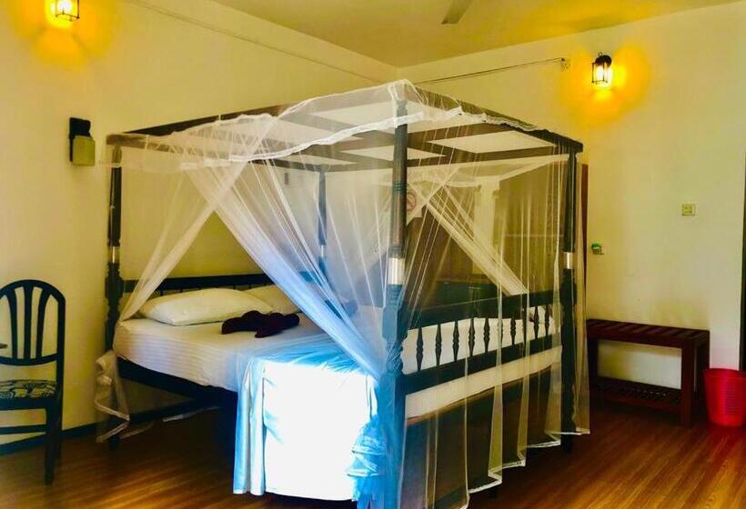 Номер Deluxe с Балконом, Mirissa Beach Inn