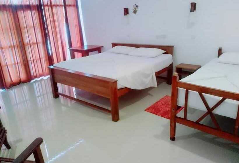 3 Bett Deluxe Zimmer, Mirissa Beach Inn