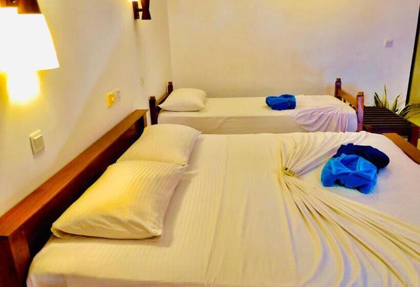 3 Bett Deluxe Zimmer, Mirissa Beach Inn