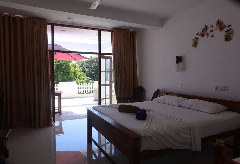 3 Bett Deluxe Zimmer, Mirissa Beach Inn