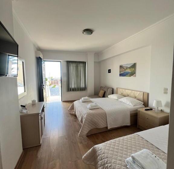 חדר סטנדרט לשלושה עם מרפסת, Dimitri