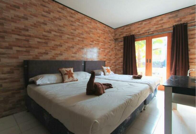 Трехместный Номер Стандарт с Балконом, Clamonic House Nusa Dua