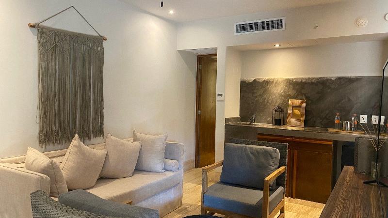 מיטת קינג בסוויטה, Kimpton Aluna Resort Tulum, An Ihg