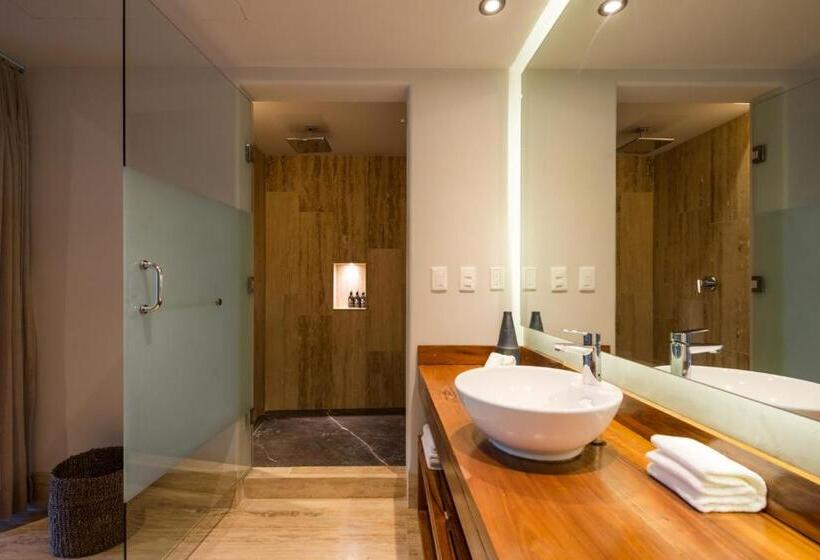 מיטת קינג בסוויטה, Kimpton Aluna Resort Tulum, An Ihg