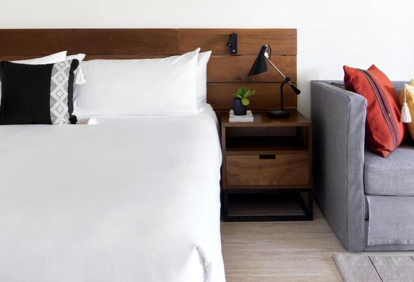 מיטת קינג בסוויטה, Kimpton Aluna Resort Tulum, An Ihg