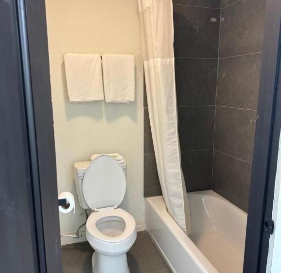 Семейный Номер, Eagle Inn