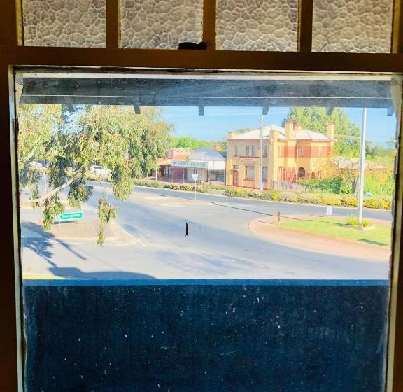 이코노미 룸, Commercial Hotel Kaniva