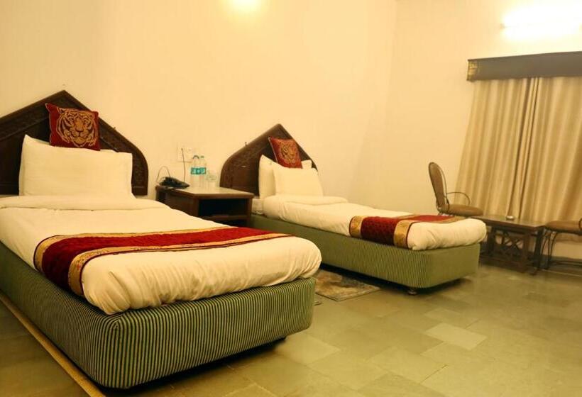 带大床的高级房间, Panna Tiger Resort  Riverside Property