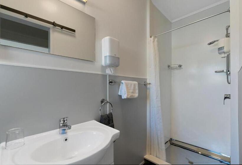 استودیوی لوکس, Central Inn Taupo