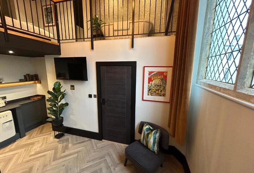 اتاق لوکس, Crescent Place