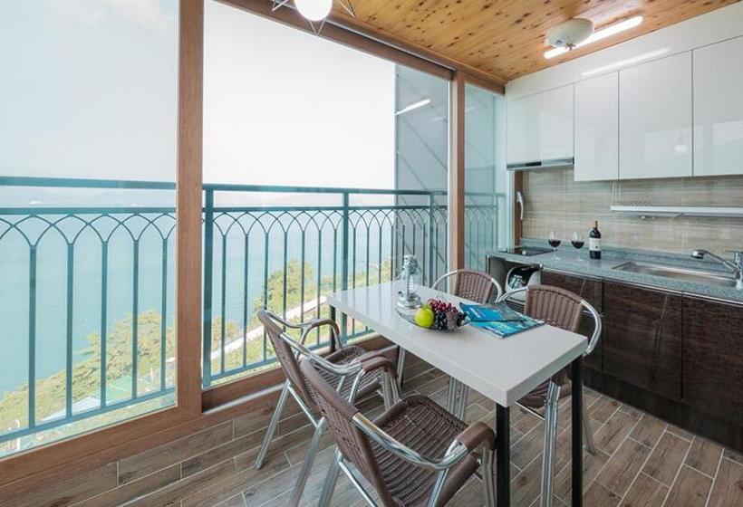 اتاق خانوادگی با چشم‌انداز دریا, Aria Pension & Resort