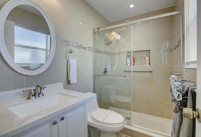Вилла с 1 спальней и бассейном, Serenity Spot Cozy Home W Pool & Nature Views!