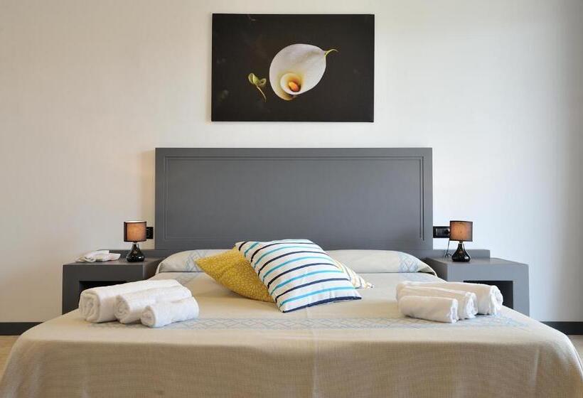 اتاق اساندارد با چشم‌انداز جانبی به دریا, Bellevue Sardinia Resort, Affiliated by Meliá
