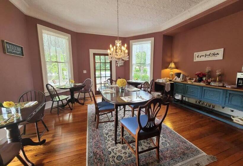 스탠다드 룸, Briar Rose Room At Camellia Rose Inn Downtown