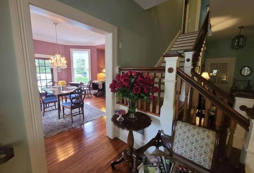스탠다드 룸, Briar Rose Room At Camellia Rose Inn Downtown