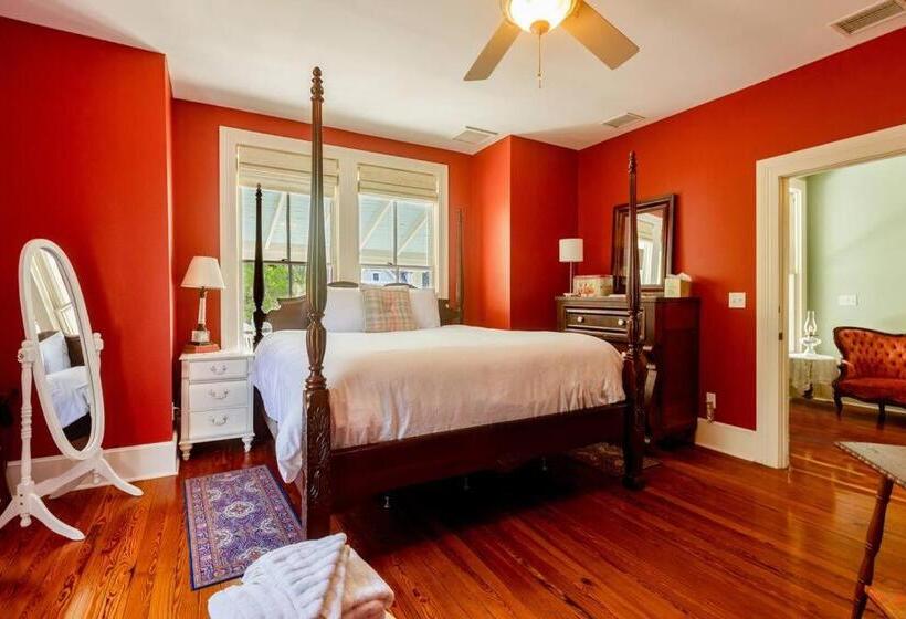 스탠다드 룸, Briar Rose Room At Camellia Rose Inn Downtown