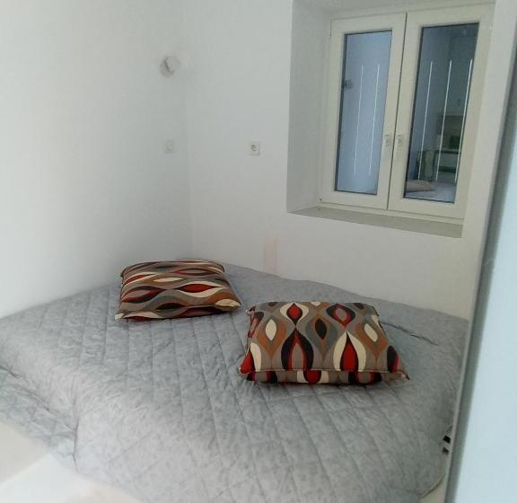 Quarto Quádruplo Deluxe, Clementina Paros