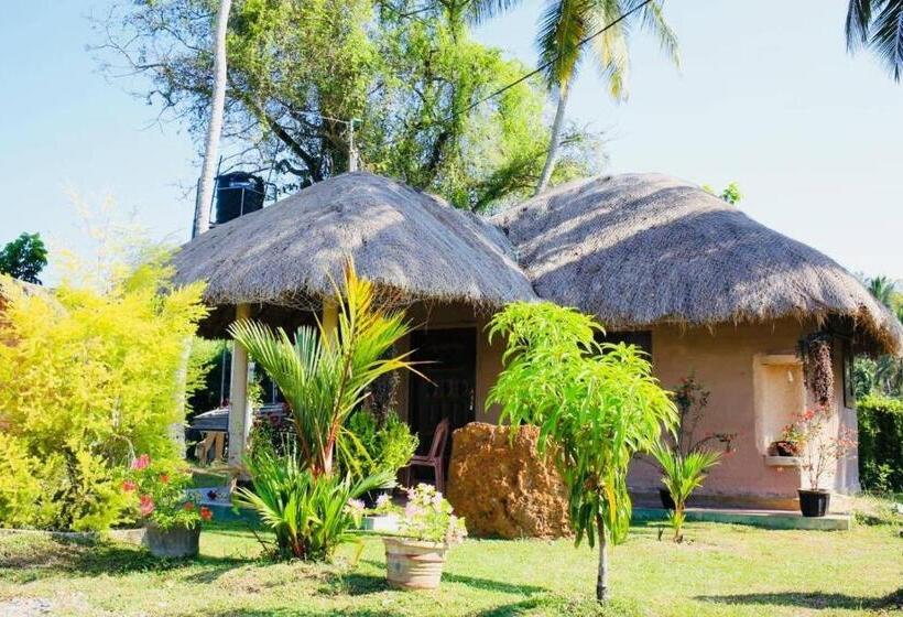 Номер Стандарт Трехместный, Crown Holiday Village Near Marawila