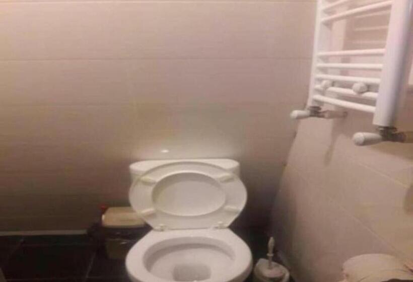 تختخواب در اتاق مشترک, Taj Hostel