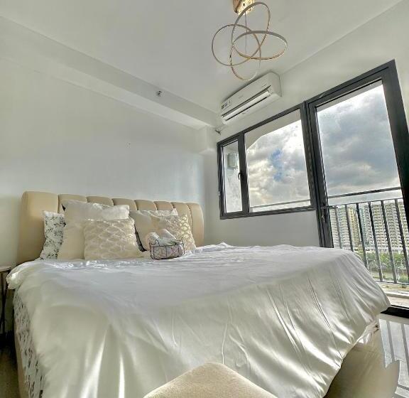 Büyük boy yataklı Standart Stüdyo, 1 Br With Balcony & King Sized Bed Near Mall Of Asia