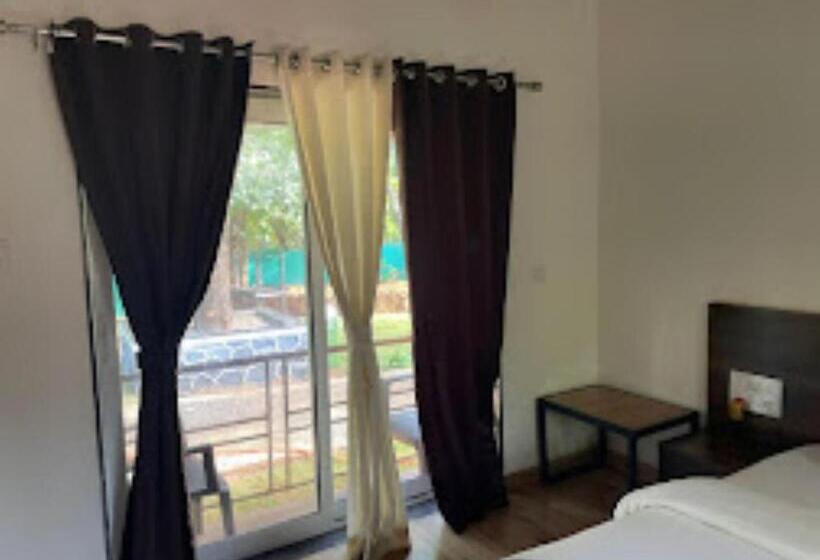 带大床的豪华间, Alive Beach Resort,maral