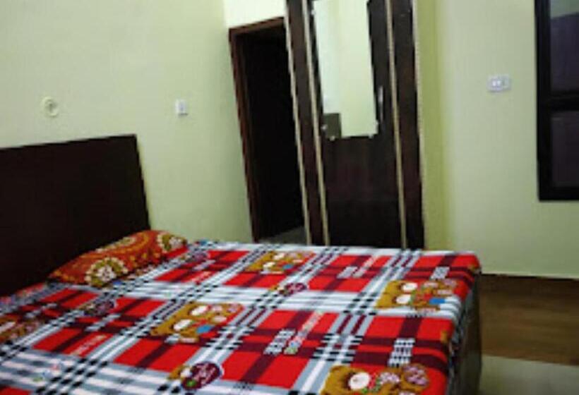 Quarto Economy, Pitambara Palace,datia